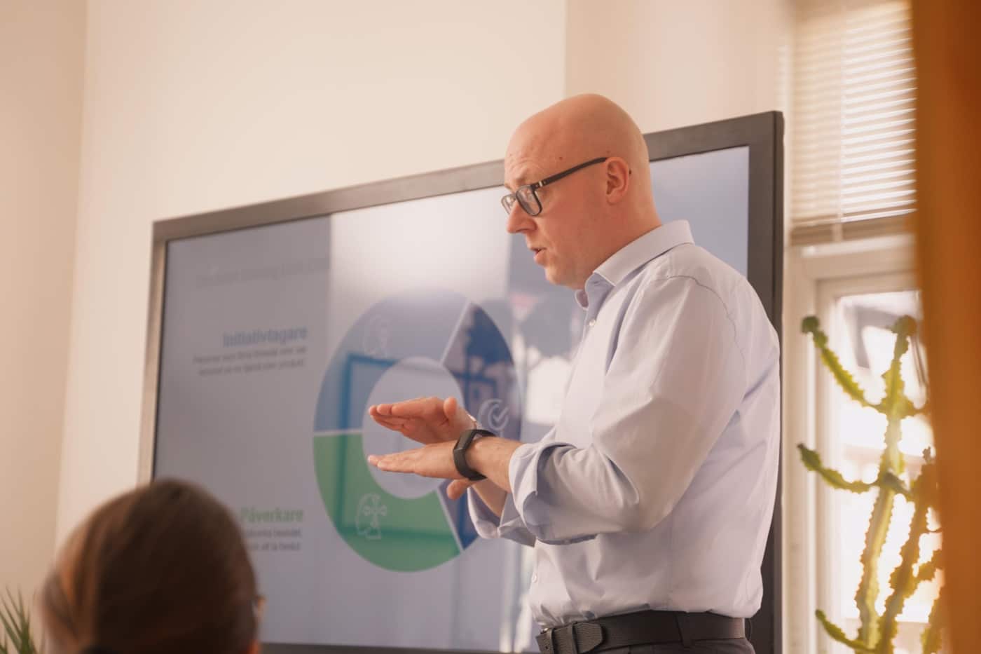 Säljtränaren Patrik genomför en utibldning i försäljning