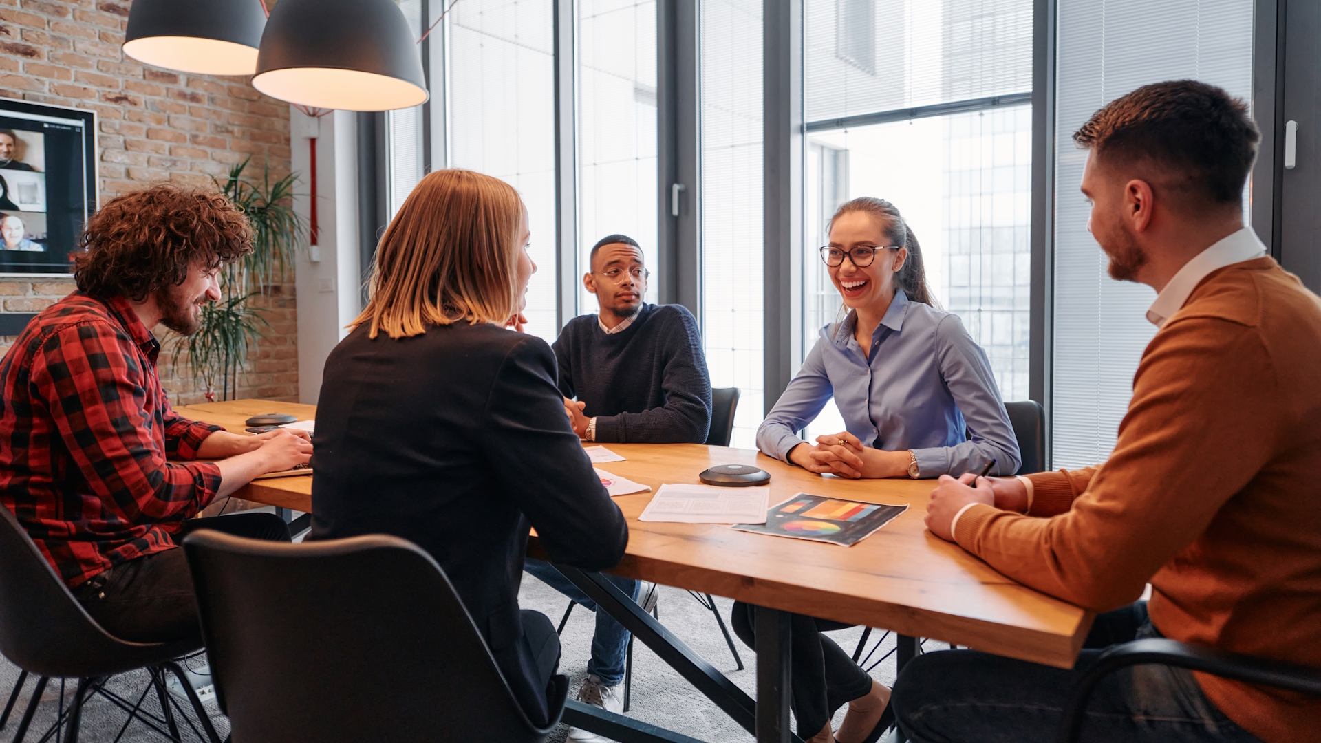 En ledningsgrupp sitter vid ett bord och arbetar med sin affärsplan för att skapa tillväxt