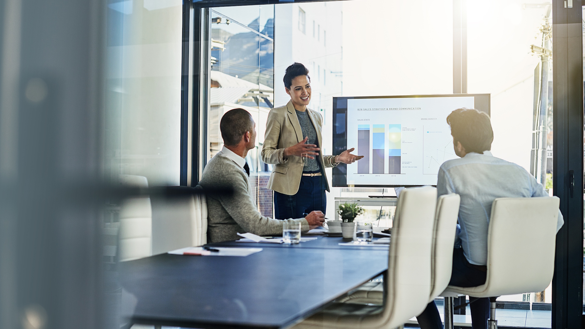 Försäljningsledning som sitter i möte för att prata om försäljningsutveckling