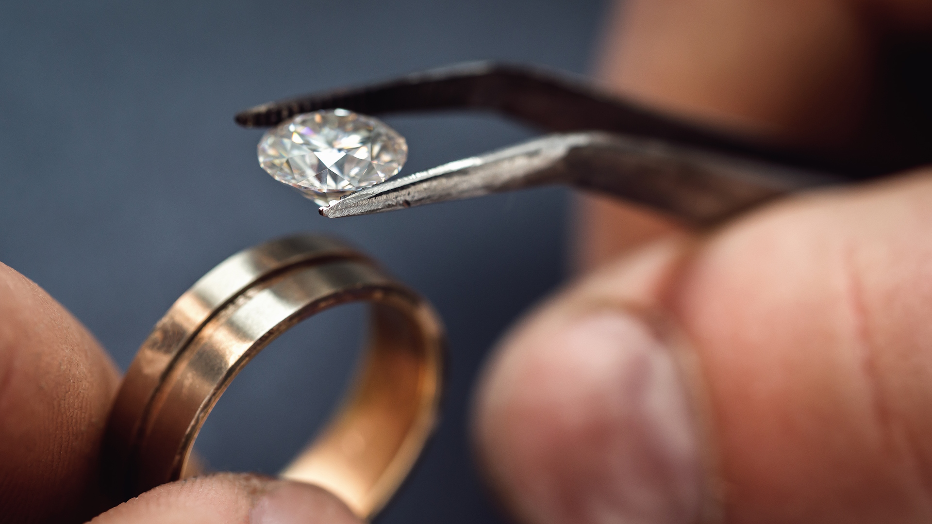 Maximera ditt värde symboliseras av att en diamatn sätts på en guldring