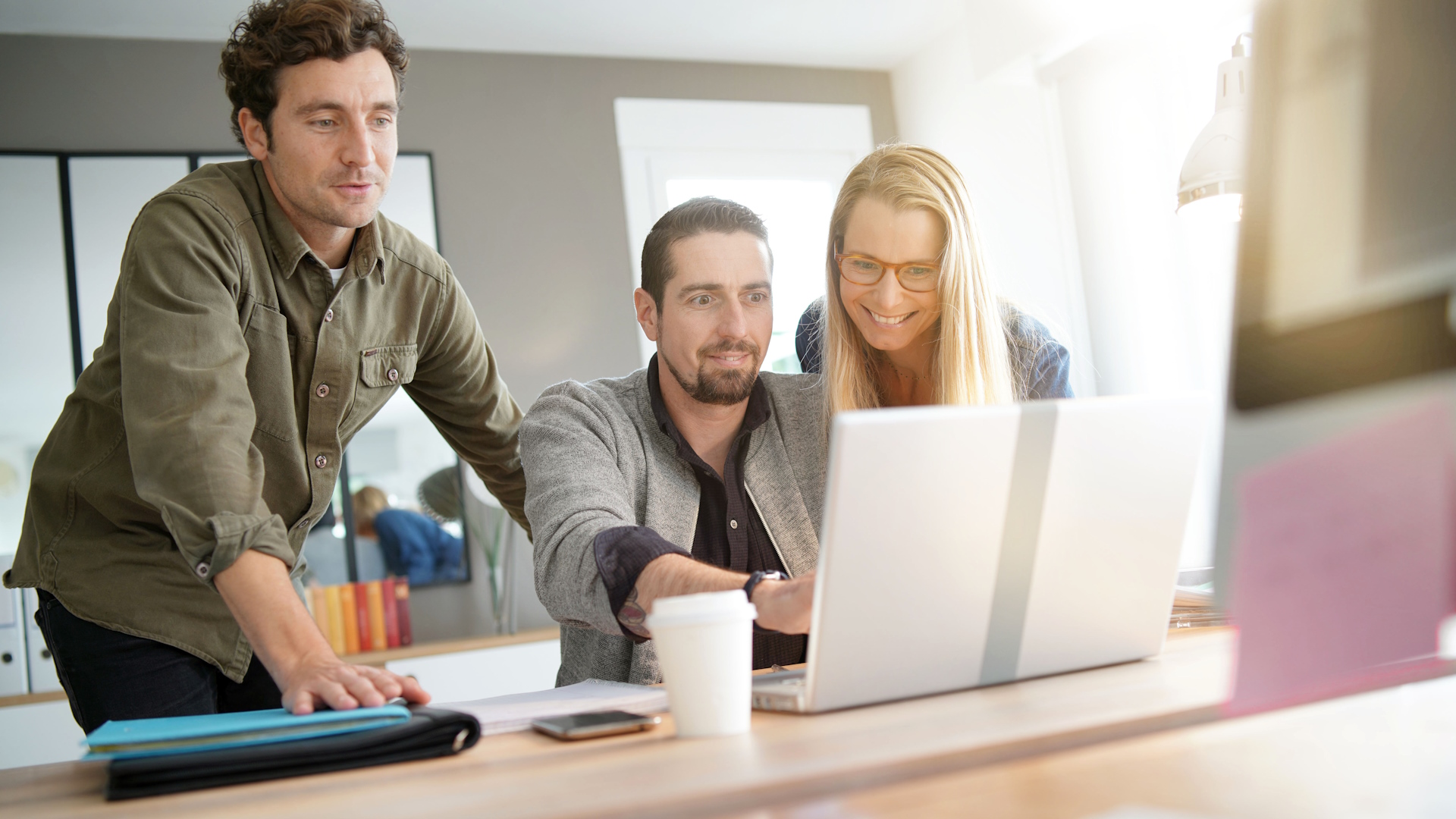 Säljsupport hjälper en säljare med en offert