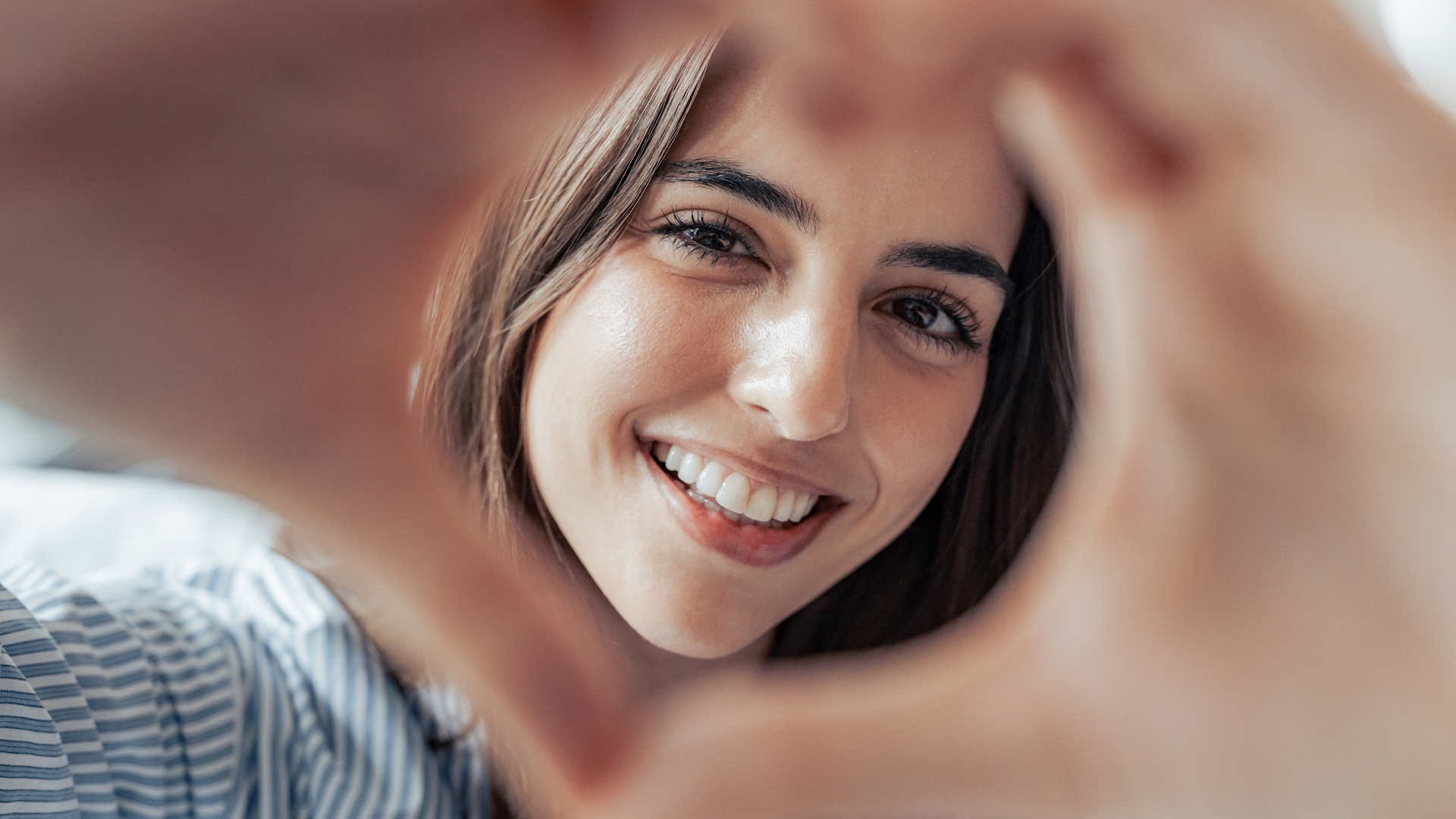 Kvinna som visar på vikten ev bra Customer Relationship Management